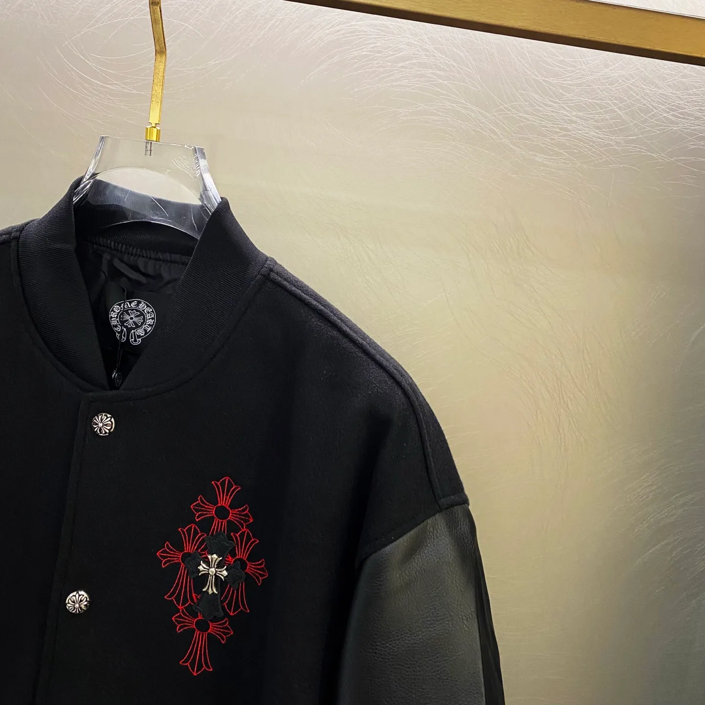P410 Chromehearts New Crow Heart Horseshoe Cross Baseball Jacket Customized Woolen Fabric Spliced PU Leather Sleeves Heavy Design Exclusive Customized Cross Metal Decoration Full of Dark Style 🔥 Loose Fit Very Handsome for Men and Women Red Label Cross Size: S M L XL (176 145 wear M) S M L 75 77 Sleeve length 65 66 67 68 Shoulder width 54 55 56 57